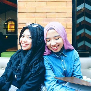 Laugh always works. Missing my daisy 🌻🌻 #clozetteid #chictopia #abmlifeisbeautiful #acolorstory #laughtogether #fashionblogger #chichijab #hijabi