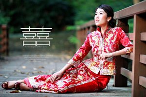 Chinese tradition of wearing Qun Kua for weddings: The pattern of mandarin ducks symbolise marital love
