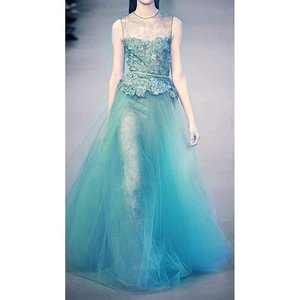 Beautiful gown design but I suspect not many Asians can carry off this shade of blue =p

#Clozette #ClozetteID #gowns
