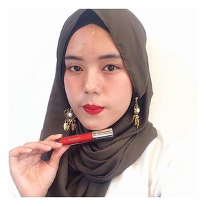Trying a bold #makeup look with this @wardahbeauty exclusive matte lip cream helo ruby color.
Am I look grunge enough?
.
.
Psstttt I'm using nowadays under eyes blush on technique💋
#ClozetteIDxWardahHijabMakeup 
#clozetteid #makeup
@clozetteid