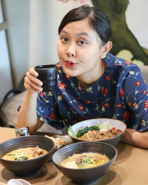 Selamat makan siang!⁣⁣Ini foto kemarin aku nyobain makan di @chinmayaramen.green Gading Serpong. Walaupun namanya Japanese Ramen Restaurant 🍜 tapi gak cuma jual ramen aja. Ada nasi maupun salad. Aku nyoba beberapa makanan yang nanti detailnya kushare lagi ya 😍⁣⁣#liakulineran #ramen #ramenhalal #ramenhalaltangerang #japaneseramen #clozetteid