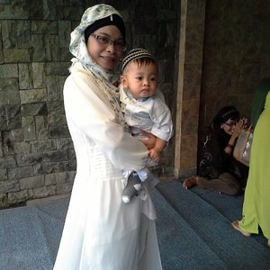 Modesty in white #instababy #insta #fashionhunter #family #white #mother #hijab