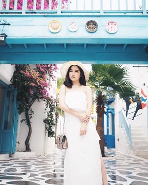 Classic white buildings, colourfully painted windows, and stone-paved paths. It's finally up on blog~ Santorini Park Thailand. Www.lunaism.wordpress.com more photos and review __#clozetteid #santorinipark #santoriniparkhuahin #thailandtravel #lookbookindonesia #ootdindonesia #ootd #huahin #instafashion
