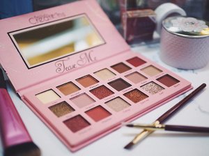 Do you believe that this palette only cost 100++ IDR? Contain 18shades matte and shimmer, I heard it’s Huda Beauty Rose Gold Palette dupe. What do you think?__#beautycreations #beautycreationsteaseme #clozetteid #makeupflatlays #makeupflatlay #makeupholic #makeupindo