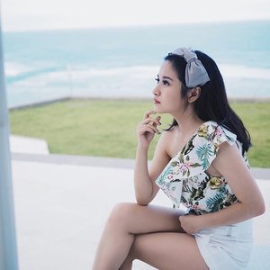 Outfit ideas to wear this summer, white shorts, floral one shoulder top and supa big ribbon hair band. 
_
_
@jjtwinshop Grey Ribbon Hair Band. 
_
_
#clozetteid #clozetteambassador #summervibes #summerholiday #summeroutfits #ootdindo #ootdindonesia #ootd