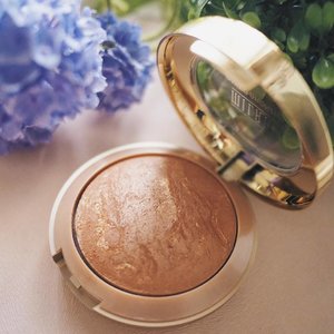 The prettiest Milani Baked Bronzer in Soleil no 5. Super in love with this bronzer, it gives me sun tanned kiss skin. Marble gold that gives cheeks and face a healthy and golden glow. It comes with mirror and brush under the bronzer. It is super pigmented last 6hours in my experience. The packaging is bulky which is I don't like, but overall, I love how the color pop up on my skin. ⭐️⭐️⭐️⭐️/5 •
•
•
•
#clozetteid #productreview #milanibakedbronzer #minireview #beautyblogger #asianbeautyblogger #milanibakedbronzersoleil #makeupjunkie
