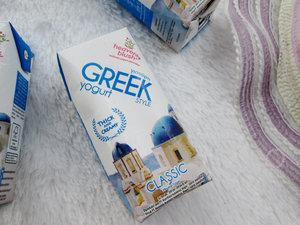 Yang sering kesusahan nyari greek yogurt, sekarang Heavenly Blush punya Greek Yogurt lho.
Tekstur yogurtnya lebih kental dan creamy dibanding yogurt biasa, jadi nahan lapar lebih lama. Cocok  banget untuk yang sedang diet, proteinnya juga 2x lipat. 