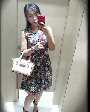 Selamat sabtu malam 😘😘#iwearzalora Cocolyn Monica Hand Bag and @zaloraid Pointed High Heels pump n black.....#clozetteid #clozetteid #ootd #batik #fotd #fotd #selfie #selca #얼짱 #데일리