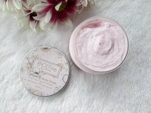 Beberapa minggu ini aku lagi suka pakai @noerabeautycare Noera Lightening Body Scrub. Body scrub ini bisa membuat kulitku jadi lebih cerah dan halus. Hanya 1-2 minggu rajin pakai body scrub kulit makin putih dan hasilnya bisa terlihat dari pertama kali pakai. Butiran scrubnya lembut banget, enggak bakal bikin kulit sakit dan iritasi. Wangi rose nya enak dan tahan lama, refreshing gitu. Jadi bisa bantu ngilangin stress. 
#clozetteid #beauty #fdbeauty #instabeauty #bodycare #instadaily #review #bblogger #beautyblogger #blogger #love