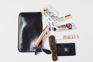 Hey ladies, do you have any make up pouch inside your bag? Is it really for make up or you put other stuff like this? 🤣Let's reveal yours #whatsinmypouch #whatsinmypurse #clozetteid