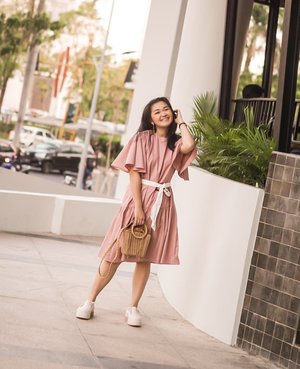 Strong people have a strong sense of self-worth and self-awareness; they don’t need the approval of others.Roy T. Bennett,Dress @cottontree.idShoes @melissashoes_id📸 @clarissaivena tragedi ganti bejong d depan GM coy 😝#melissagirlsclub#bloggerindonesia #lookbookindonesia #beautyguru #beautyvlogger #beautyblogger #clozetteid #bloggerstyle #fashionblogger #fashionstylea #fashionindo #indonesianbeautyblogger #indonesian_blogger #indonesiabeautyblogger #youtubeasia #youtuberindonesia #clozetteambassador