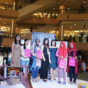 Still yesterday event..
Thank you so much for coming and @silkygirl_id for having me 😘😘
See you next time
.
.
.
#bloggerindonesia #lookbookindonesia #beautyguru #beautyvlogger #beautyblogger #clozetteid #bloggerstyle #fashionblogger #fashionstyle #fashionindo #indonesianbeautyblogger #indonesian_blogger #indonesiabeautyblogger #youtuber #youtubeasia #youtuberindonesia #clozetteambassador #beautyindonesia #indobeautygram#stylehaul #cgstreetstyle #ggreptrend #ggrep #makeupclass