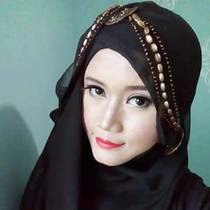Black hijab with red lips is a perfect combination. Love it!

#clozetteID #GoDiscover #ItsSoYou 
#hijab #hijabers #HijabStyle #hijab_beauty #beautyblogger #beautybloggerindonesia