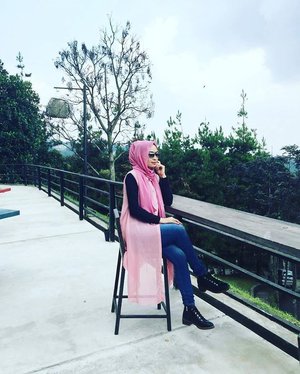Wanita itu selalu butuh kepastian.Itulah kenapa, meski dikatakan berkali2, dia masih pula bertanya lagi, lagi dan lagi. Memastikan. Jadi kapan gajian, ayah??😝😝 *mentionsuami ... 🐾 Maja House, Lembang ..#instaplace #majahouse #Bandung #hijabdiary #hijabootindo #ootd #fotd #ceritadwina #kamunaku #lifestyleblogger #clozettehijab #clozetteid