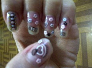 beautiful flower nails.. base coat bening dihiasi dengan flowers nails sticker.. look.. very very beautiful.. you must try :)