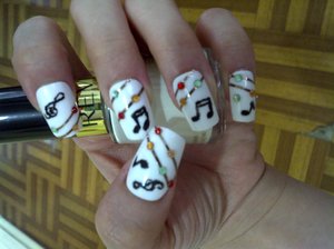 cute melody nails.. base putih dengan desain melody, membuat tampilan kuku menjadi cute dan dengan goresan 2 garis hitam ditaburi beberapa manik membuat kuku terlihat semakin cantik.. :)