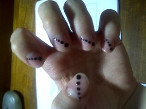 casual nails.. base bening dengan 5 polkadot yang digambar secara miring (serong)  membuat nails terlihat casual tetapi tetap terlihat cantik dan tidak norak :)