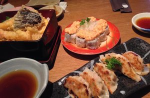 Japanese food never fails to make me happy 😋 #ClozetteID #foodgasm #foodgram #foodporn #foodblogger #foodlicious #foodnotebdg #foodnotebandung #instafood #kulinerbdg #kulineraddict #kulinerbandung #bandungfoodies #eatoutbdg #sushi #gyoza #bento #ramen #japanesefood