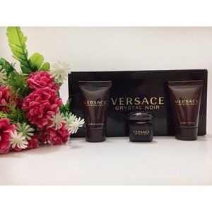 Decide to using this set today, great perfume will make my day. #versace #crystalnoir #perfume #instabeauty #indonesiablogger #indonesiabeautyblogger #bloggerBDG #bloggerlife #bloggerbandung #bloggerindonesia #beautyblog #beautyblogger #beautybloggers #beautybloggerbandung #beautybloggerindonesia #bblogger #bbloggers #bbloggerslife #ClozetteID