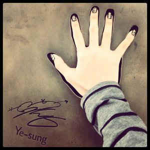 I love black & gold color. I'm using gold crack nail polish to overlay the black nail polish. So it look classy. There's also yesung's handprinted, i saw it at Lotte Shopping Avenue.