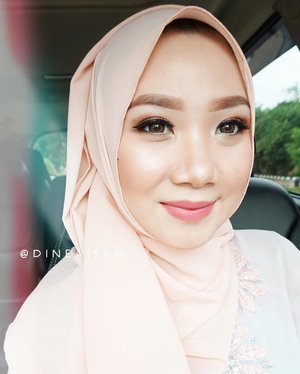 ✨ Makeup Of The Day, #MOTD
.
.
Lama nggak main makeup karena beberapa bulan belakangan ini lagi pada sakit satu rumah. Tangan agak sedikit kaku, tapi not bad laaaah hasilnya 😎 suka karena hasilnya bisa flawless juga
.
.
Pipi akuuuuuh 😭😭😭😭 ya ampun!! Btw, double tap untuk tahu product-product yang aku pakai hari ini
.
.
#Clozette #Clozetteid #Makeup #FOTD #Hijab #Hijabers #eyebrowsonfleek #Flawless #heavymakeup #dollymakeup #Matmiracle #covermark #bourjoisrougevelvet #Instamakeup #instagood #instabeauty #bbloggers #beautybloggerid #ultima #eyebrows #hitd #sotd