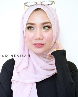 💋 Warna terakhir yang menjadi favorite aku di @wardahbeauty Exclusive Matte adalah Shade MAUVE ON, ciyeeeeeee dijamin daaaah kamu yang pake warna ini langsung cepet Move On, wekekekek 😆
.
Where To Buy? @lipstik_murah_purbasari .
Cek detail review tentang lipstick ini di www.sistersdyne.com
.
#Clozette #Clozetteid #Beauty #Makeup #Hijab #Hijabers #FOTD #MOTD #LOTD #Lipcream #Matte #waterproff #Localproduct #wardahexclusivemattelipcream #lippie #lipstickjunkie #bloggerreview #bbloggers #beautybloggerid #instabeauty #instamakeup #dasistersblog #Mauve #MauveOn #pinkylips #wardahmurah #Wardah