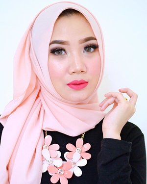Lipstick yang aku pakai ini dari EMINA Creammatte in FLAMINGO. Jadi warna ini tuh warna pink with more hint purplish. Warna cantik pasti semua ciwi-ciwi pada suka
.
Tap untuk tahu product apa saja yang aku pakai, atau kamu bisa juga cari tahu detail tentang product tersebut ke www.sistersdyne.com
.
.
#Clozette #Clozetteid #Beauty #Makeup #Hijab #Hijabers #FOTD #MOTD #LOTD #Lipcream #Matte #waterproff #Localproduct #eminacreamatte #flamingo #lippie #lipstickjunkie #bloggerreview #bbloggers #beautybloggerid #instabeauty #instamakeup #dasistersblog #hijabstyle