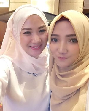 Masih lanjut sisa2 selfie tadi malem || Nice to meet you @ayuindriati 👯👯😍😍😍 #clozette #Clozetteid #Beautysisters #Hijab #HijabStyle #HOTD #Hijabi #Event #BeautyBloggers #BBloggers #BeautyBloggerid #Instabeauty #instamood #agelezbihaku #Collagen #Suplemen #nanocollagen #Japan #Dasistersblog #FOTD #MOTD