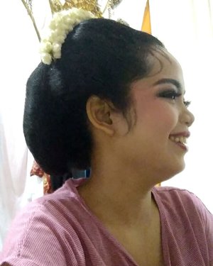 Kelupaan bahwasannya baju yang di pakai itu kaos yang ngga bisa dibuka kalo ga dari atas kepala. So terpaksa kaosnya di gunting biar make up dan sanggulan ngga rusak. .
.
Lovely moment. Make up & Paes by @intansutary #intansutari #indonesianbeautyblogger #ibb #bloggermedan  #bloggerperempuan #makeupjunkie #blogger #ameltami #ameltamicom #blog #medanbeautyblogger #beautybloggermedan #bloggerceria #beautiesquad #indonesianfemaleblogger #sociolla #sociollablogger #bloggerlife #clozetteid #clozette #vloggermedan #medanfemaleblogger #youtubermedan #mfb