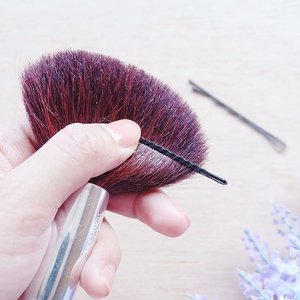 [DIY contour brush]Siapa sih yg gak tau contouring? Especially buat yg pipinya chubby kayak AKOH! Hahaha. Nah buat kalian yang pengen coba atau lagi butuh banget contouring brush, jangan buru-buru langsung beli! Coba deh gunakan kuas makeup yang jarang dipakai dan alih-fungsikan jadi contour brush. Siapa tau jadi lebih hemat😝••Untuk cek #tutorial lengkapnya langsung visit blog aku aja. Link on bio ya😘#clozette #clozetteid #clozettedaily #beautyhacks #makeup #makeuptutorial #brush #diy