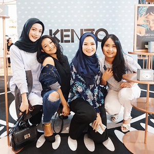 jongkok-squad & mannequin-squad at the launch of #kenzoworld_id 😂
//
#clozette #clozetteid #beautyblogger #beautyvlogger