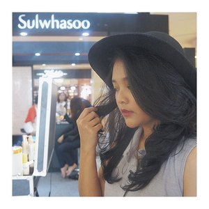 So, today I visited @sulwhasooindonesia  pop up booth at Plaza Senayan. I've got a chance to try their brand new Sulwhasoo First Care Activating Serum Ex. It restores skin's perfect balance for ultimate moist radiance. Will review it soon on my blog! Stay tuned💋 📷:@ayalituhayu
#clozette #clozetteid #clozettedaily #sulwhasoo #makeup #skincare