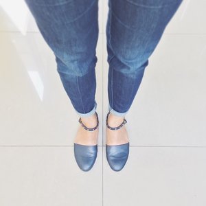 I'm a jeans and a pair of flat shoes kind of girl🎀 #clozette #clozetteid #clozettedaily #ootdibb #ootd #denim #VSCOcam