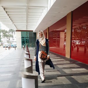 Ekspresi happy pakai rompi baru 💕 " aku banget style ya "#hijabootdindonesia #ootd👗 #fashionph #fashionbloger #happyme #clozetteid #clozette #clozetter #clozettedaily