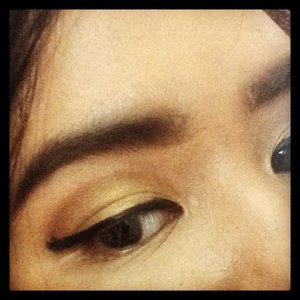 My simple 'cut-crease' eye make up.Products used: @sariayu_mt Borneo Eye Shadow in Manik Banuaka, @makeoverid Eye Pencil in Brown Latte, #mizzu Eyeliner Pen in Black, @thebalmid Mary LoumanizerKindly visit my blog: http://gleamingdiamante.blogspot.com#clozetteid #clozettedaily #EOTD #cutcrease #blogger #indonesianbeautyblogger