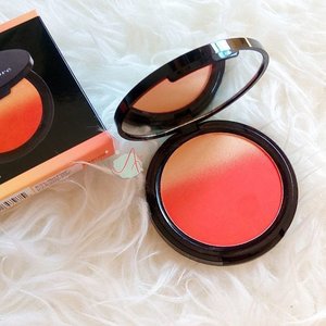 This is what I used on my last photo. Isn't it sooo prewtty? 😍 it's @nyxcosmetics_indonesia Ombre Blush #OB01. Go check out my blog aidacht.com for full review of this blush! Click link on my bio, click click 💁💁
.
#aidachtcom #clozetteid #clozettedaily