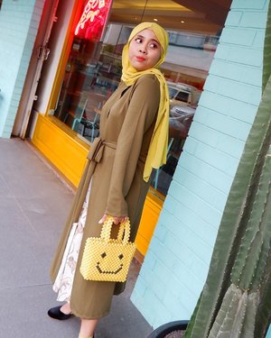 Menunggu pizza yang tak kunjung matang 🤤🍕.Dress from @dm.label.#whatzunawears #clozetteid #ootdhijab #hijabfashion #hijabstyle #fashionblogger