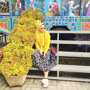 Blending well with the flowers 💛 #clozetteid .
.
.
#ootd #ootdmagazine #lookbook #lookbooknu #aboutalook #styleblogger #fashionista 
#ootdindo #lookoftheday #fashiondiaries #stylexstyle #peopleinframe #fashionlover #instafashion #wiwt #whatiwore #whatiweartoday #fashionblogger #streetstyle #bnw #blacknwhite #blogger #hijab