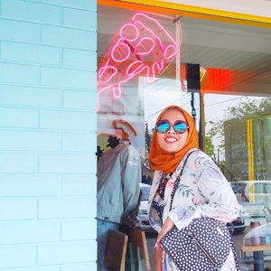Udah baca postingan terakhir aku belum sih. Baca dong kali aja kalian butuh referensi tempat nongkrong kece di Surabaya. Link is on bio 👧🏻#clozetteid #hijabfashion
