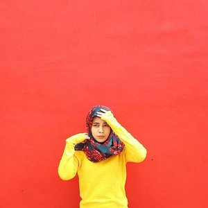 Did not prepare for an ootd picture, but I found this red wall which is in contrast with my yellow sweater. So I just HAD TO take picture 😅❤️💛#ClozetteID