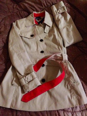 Bought this short trench at Changi airport, last minute shopping... :D I love the contrast color inside