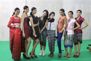 with ms Ivy and all models 
SwansTwenty 1st Runway at Handmade Movement 2014 "Modern Indonesia"

#latepost