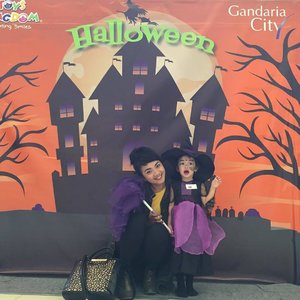 With Mimiu The Adorable Witch .. costume & make up by me @sofiadewi.co .. my 1st time halloween for kids.. ðŸ’•
.
.
.
Spent a day with lots of fun, @sarie_mis , thank you! ðŸ˜˜
.
.
.
#sofiadewico #sofiadewifashiondiary #clozetteid #halloween #gandariacity @gandariacity #kidscostume #designerlife #fashionid