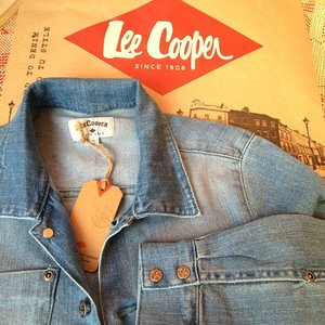 Biasanya saya pakai size M untuk jaket.. Kali ini, saya pilih L ya 👌jaket jeans @leecooperindo ini lucu banget 😍 enggak kependekan.. Enggak kepanjangan.. Pas di waist 😱 tadi sih baru nyobain bentar di fitting room .. Gak sabar nunggu esok 😱😁😊🙋 #clozette #clozetteid #clozettegirl #jeans #leecooper #fashion #fashionid