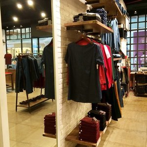 Lagi mampir ke @leecooperindo di Pondok Indah Mall 1.. Wow seru banget.. Ada banyak penawaran menarik 😍 dan boleh campur belanja untuk cowok-cewek.. Woowwyyyy.. Yang lagi butuh produk yang fit-in dengan kualitas bagus? Monggo lho..... #clozette #clozetteid #clozettegirl #leecooper #PIM1 #fashion #fashionid #boutiquestore #jeans