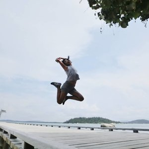A mandatory pose for 2017 #sofiasaritraveldiary ♥️
.
.
.
Dermaga cantik di Cempedak Island disambut oleh gate beberapa pohon besar dan batuan besar khas pantai-pantai di kepulauan sekitar Bintan.. Adem banget! .
.
.
Dari sini terlihat beberapa pulau tetangga.. berasa bisa berenang ke sana 😁 padahal enggak bisa 😋
📸 By Casio Exilim TR15 wireless..
.
.
.
#clozetteid #lifestyle #cempedakisland #mandatorypose #exploreBintan #exploreIndonesia #onitsuka #wanderlust #traveller #travelling #workliday