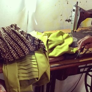 ❤️ Kutubaru on the making.. #SwansTwenty #kutubaru #workshop #weekend #fashion #onthemaking #batikchic #clozetteid #clozettegirl #clozetteambassador