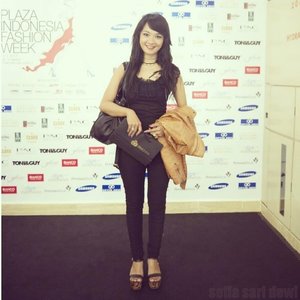 Attend Plaza Indonesia Fashion Week with this black and gold outfit
^_^

top and legging by swanstwenty
shoes by UP
jacket by ZARA
necklace by azalea by minda lubis