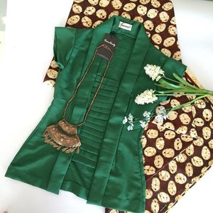 Need a solution for your special ocation outfit?
You may try this one.. Kutubaru blouse..
Fabric : ima cotton
Colour: green
Detail. : there's zip in front so you can moving free
Size : free size (M)

Jarik batik kawung
Fabric : cotton
Colour : natural
Detail : 1.10m x 2m loose

Oonee necklace
Material : perak bakar
Weight : 0.4kg

Vintage yet chic.. Those all available at @swanstwenty boutique also available at my clozette shope

#clozette #clozetteid #clozettegirl #clozetteambassador #classy #chic #chicandclassy #batik #batikchic #batikprint #batiklover #ootd #ootdindo #ootdcampaign #campaignid #fashion #fashionid #fashionporn #fashionworld #fashionindo #localbrand #vintage #java #kawung #jarik #necklace #accessories #aksesori #Indonesia #clozetteco