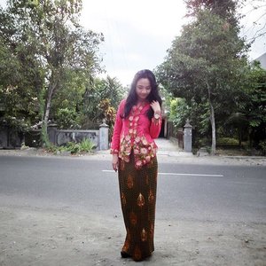 Day 2 silaturahim.... wearing @swanstwenty kebaya encim red and cleo skirt (garuda) â�¤ï¸� watch by @casioid sheen.. Eid mubarak, everyone... ðŸ™�ðŸ˜‡ #clozette #clozetteid #clozettegirl #clozetteambassador #swanstwenty #modernIndonesia #cantikIndonesia #fashionid #eidmubarak1436H #kebaya #sofiadewikebaya #sofiadewifashiondiary